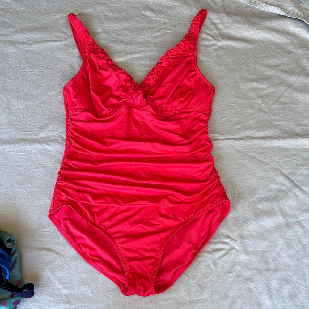 Jantzen Hot Pink Swimsuit .

Come from pet/ smoked free home .